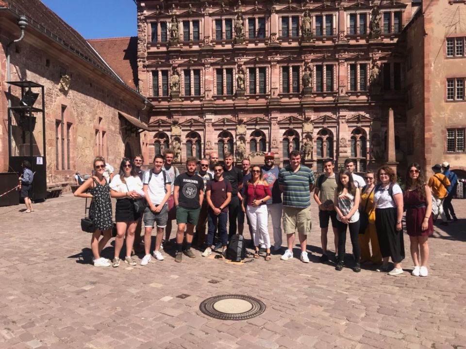 Photo de groupe BTS 1 devant le Château d'Heidelberg